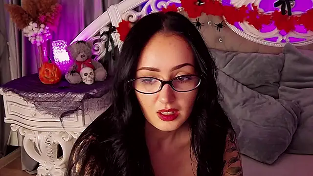 Snapshot of KimKhallifa chatting on October 21, 5:30 am KimKhallifa online show from October 21, 5:30 am