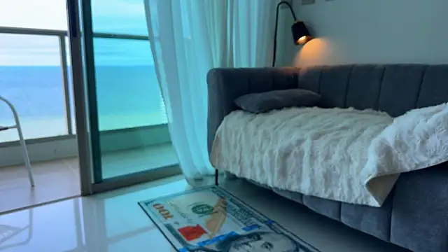 Carolyn Smith online show from September 29, 1:11 am