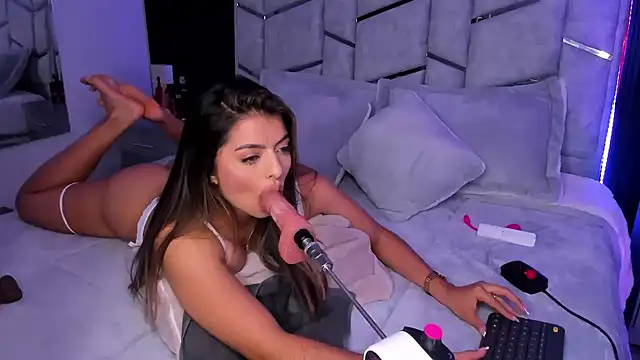 daniiphoeniixx online show from January 21, 2:00 am