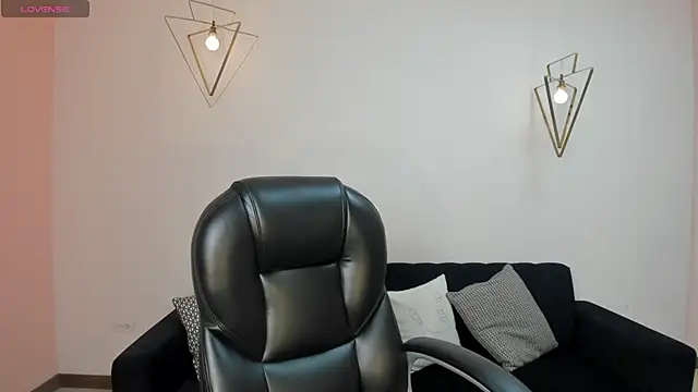 NiaSalvatore online show from March 16, 11:05 am