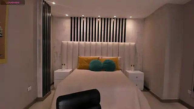 NiaSalvatore online show from October 4, 5:55 pm