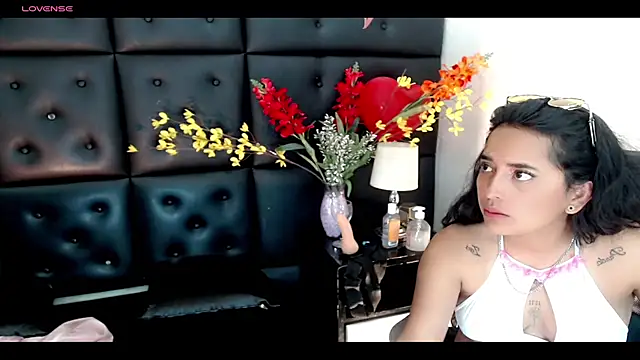 Snapshot of Carolaine01 chatting on February 20, 1:25 am Carolaine01 online show from February 20, 1:25 am