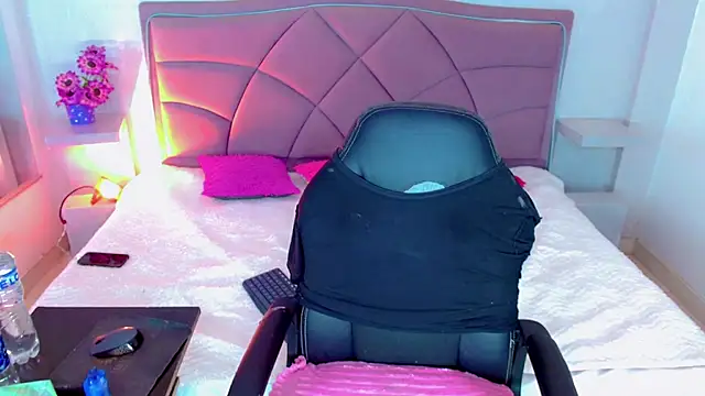 Snapshot of Carolaine01 chatting on October 13, 5:46 pm Carolaine01 online show from October 13, 5:46 pm