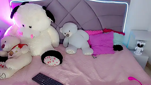 Snapshot of Carolaine01 chatting on November 14, 4:06 pm Carolaine01 online show from November 14, 4:06 pm