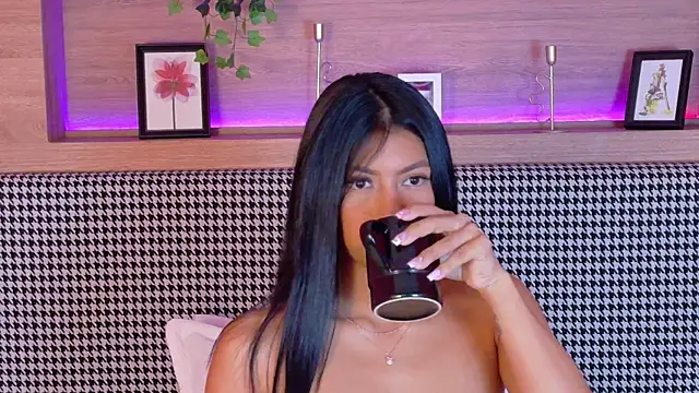 Snapshot of AbieHills chatting on February 28, 10:17 pm AbieHills online show from February 28, 10:17 pm