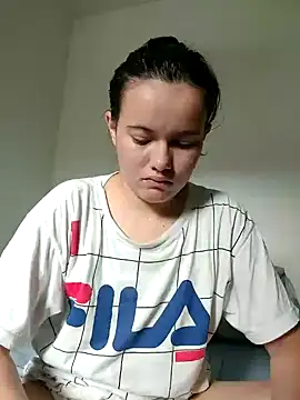 Snapshot of camillebr chatting on January 21, 1:22 pm camillebr online show from January 21, 1:22 pm