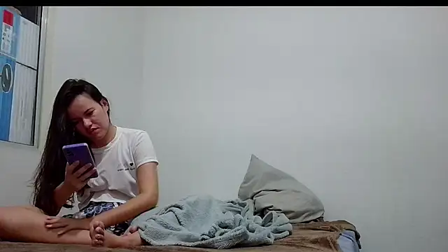 Snapshot of camillebr chatting on January 27, 2:42 am camillebr online show from January 27, 2:42 am