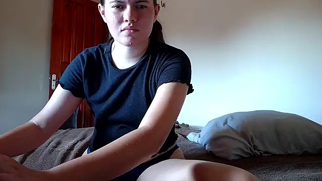 Snapshot of camillebr chatting on February 5, 6:37 pm camillebr online show from February 5, 6:37 pm