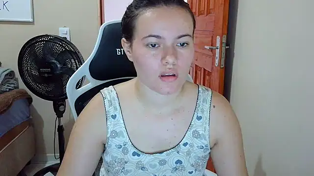 Snapshot of camillebr chatting on February 21, 12:28 pm camillebr online show from February 21, 12:28 pm