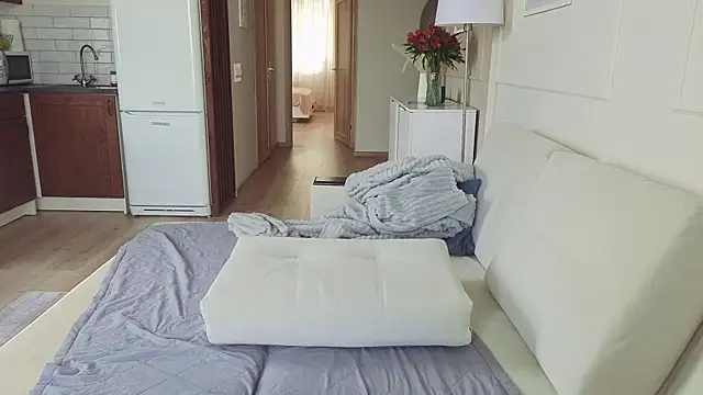 Snapshot of KristineEsme chatting on October 12, 6:12 am KristineEsme online show from October 12, 6:12 am