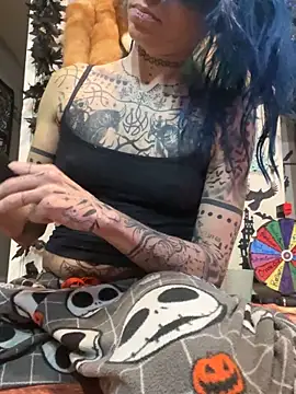 Snapshot of trashbrat chatting on November 23, 6:35 am trashbrat online show from November 23, 6:35 am