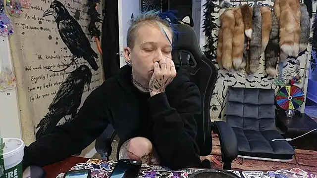 Snapshot of trashbrat chatting on December 5, 9:18 am trashbrat online show from December 5, 9:18 am