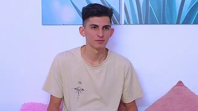 Snapshot of Ana_and_Leo chatting on December 5, 2:14 pm Ana and Leo online show from December 5, 2:14 pm