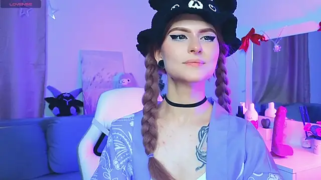 Emily  Mooree online show from January 26, 11:28 am