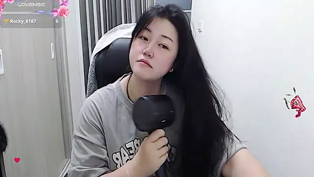 minnie9009 online show from March 18, 2:04 pm