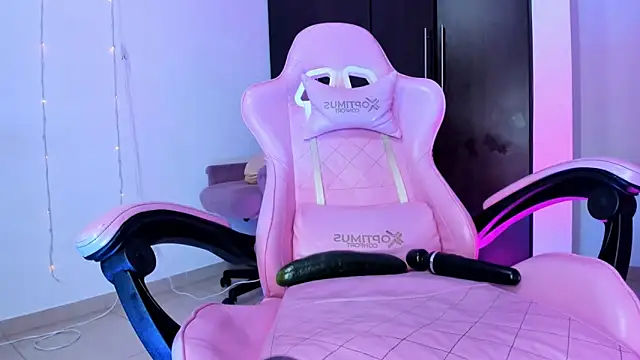 Snapshot of Sophie_Heart chatting on February 6, 11:10 am Sophie Heart online show from February 6, 11:10 am