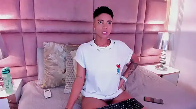 LuciaWallace online show from February 15, 10:33 am