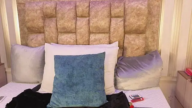 avis lara online show from November 21, 7:45 pm