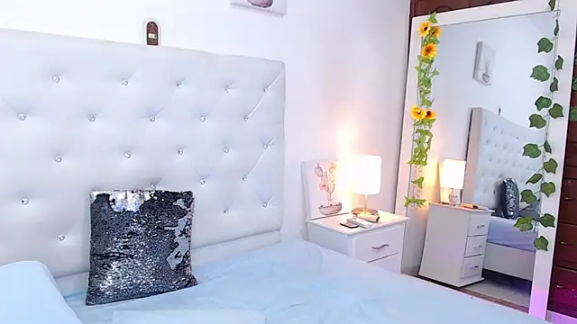 littleslut1 online show from February 12, 1:27 pm