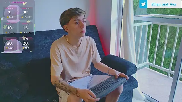 Snapshot of ethan_and_ava chatting on October 22, 12:49 pm ethan and ava online show from October 22, 12:49 pm