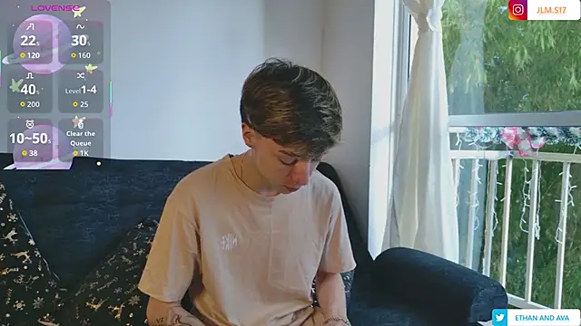 Snapshot of ethan_and_ava chatting on December 17, 12:33 pm ethan and ava online show from December 17, 12:33 pm