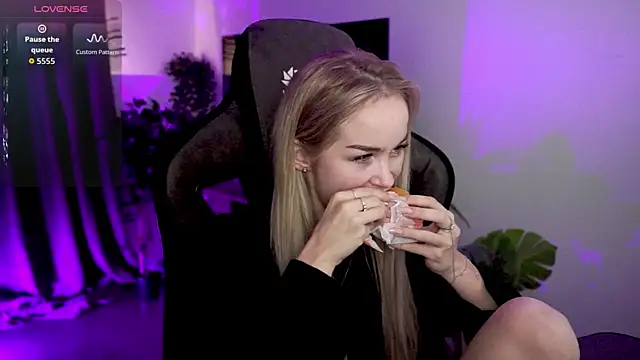 Snapshot of DakotaaJohnnson chatting on September 18, 11:01 am DakotaaJohnnson online show from September 18, 11:01 am