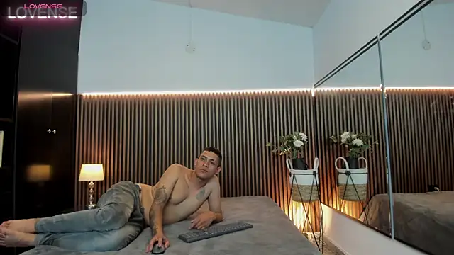 Snapshot of alicia_chris chatting on February 8, 3:52 am alicia chris online show from February 8, 3:52 am