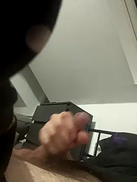 Snapshot of wyattstone chatting on November 10, 2:10 am wyattstone online show from November 10, 2:10 am