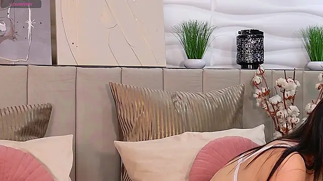 Elly Ross online show from February 16, 5:15 am