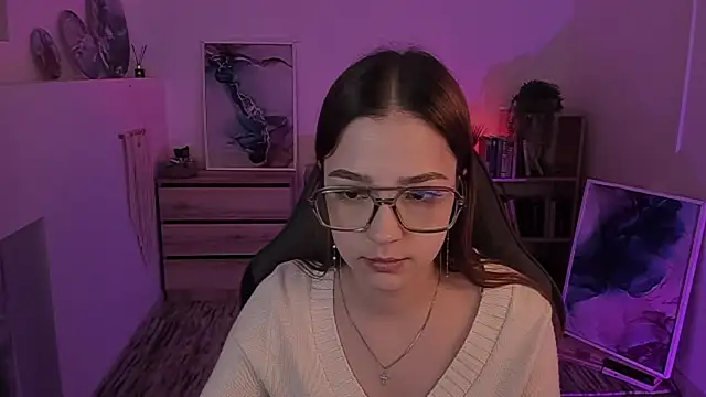 PamBeesly online show from February 1, 8:18 am