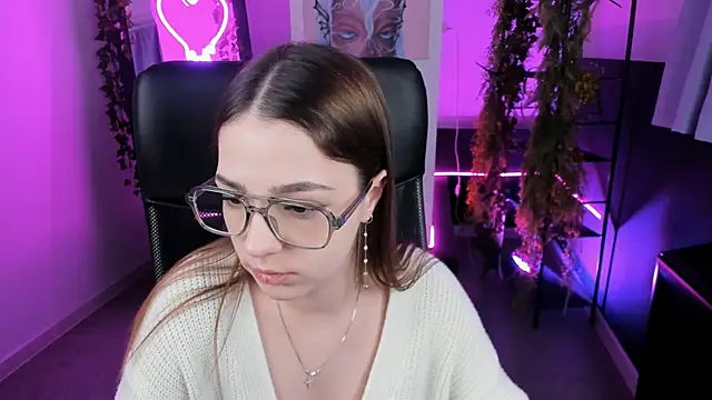 PamBeesly online show from February 8, 8:09 am