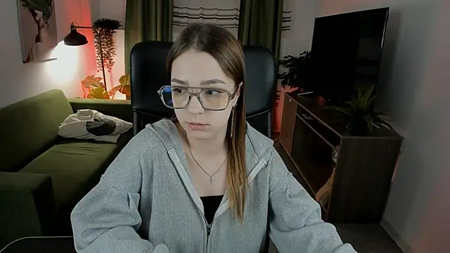 PamBeesly online show from March 16, 12:11 pm