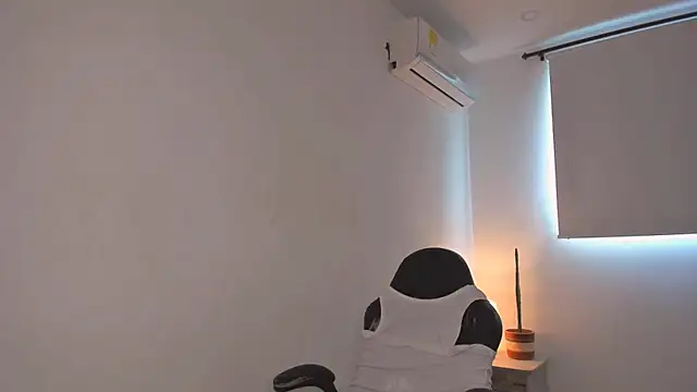 brithany olson25 online show from March 18, 12:47 pm