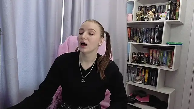 Snapshot of LillyFan-X chatting on September 15, 4:23 am LillyFan-X online show from September 15, 4:23 am