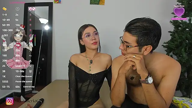 Snapshot of MarioandMia chatting on October 21, 8:42 pm MarioandMia online show from October 21, 8:42 pm