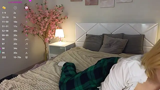 Snapshot of Manic_pixie_ chatting on March 2, 10:56 am Manic pixie online show from March 2, 10:56 am