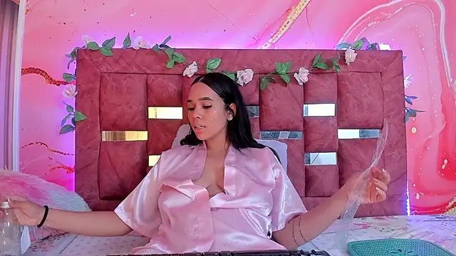 scarlett  evans  online show from March 14, 9:10 pm