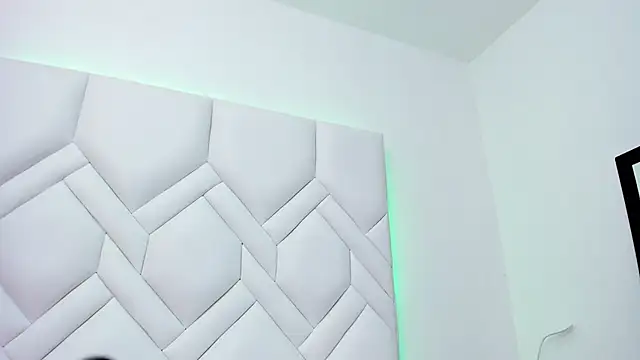 Snapshot of LindaHooker chatting on February 22, 8:29 am LindaHooker online show from February 22, 8:29 am