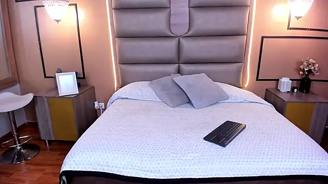 CAYLINCOLLINS online show from February 7, 7:49 pm