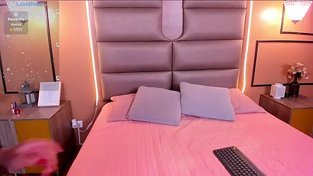 CAYLINCOLLINS online show from February 26, 9:42 am