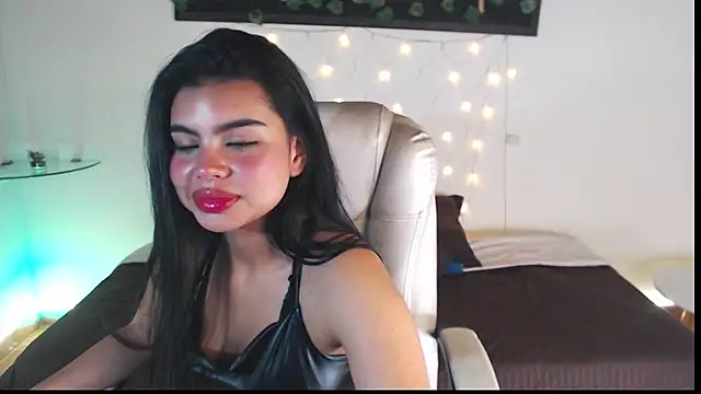 Snapshot of saray__jones chatting on February 24, 1:53 pm saray jones online show from February 24, 1:53 pm