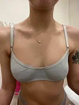 Snapshot of White_Lu chatting on February 3, 1:19 am White Lu online show from February 3, 1:19 am