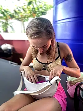 Snapshot of White_Lu chatting on October 5, 3:05 am White Lu online show from October 5, 3:05 am