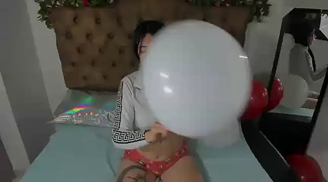 Snapshot of MelodyHott2 chatting on February 13, 4:50 pm MelodyHott2 online show from February 13, 4:50 pm