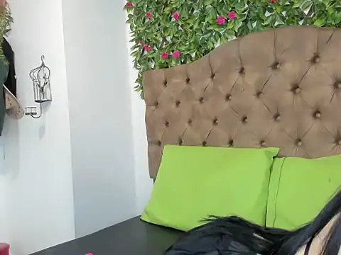 Snapshot of MelodyHott2 chatting on October 2, 2:13 pm MelodyHott2 online show from October 2, 2:13 pm