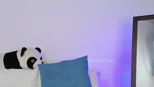 Snapshot of ValerieFlorez_ chatting on March 7, 8:23 am ValerieFlorez online show from March 7, 8:23 am