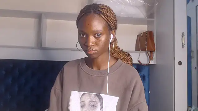 Snapshot of YoungDiva69 chatting on February 6, 11:10 am YoungDiva69 online show from February 6, 11:10 am