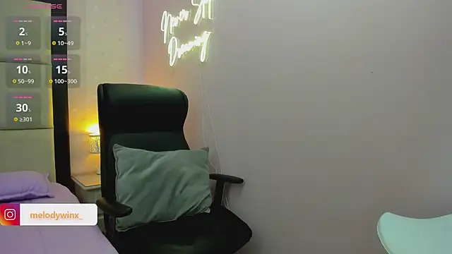 Snapshot of MelodyWinx chatting on November 3, 11:15 pm MelodyWinx online show from November 3, 11:15 pm