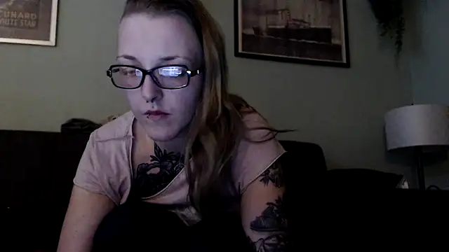 Snapshot of Astrid-Gilbert chatting on February 4, 8:49 pm Astrid-Gilbert online show from February 4, 8:49 pm