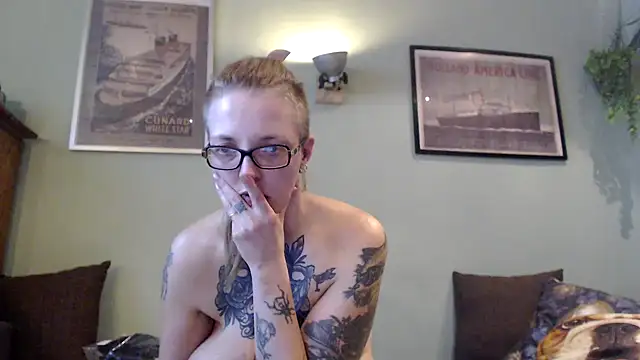 Snapshot of Astrid-Gilbert chatting on March 7, 10:43 pm Astrid-Gilbert online show from March 7, 10:43 pm